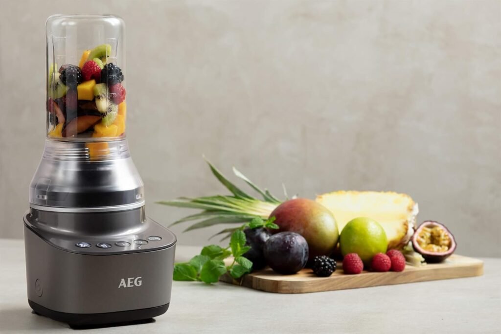 Frullatore AEG CB7-1-8MTM - Frullatore compatto, 2 livelli, 2 programmi di ricetta/funzione pulsazione/incl. accessori, pulsanti con retroilluminazione a LED, lama in acciaio inox, lama da 0,6 l, colore: Grigio