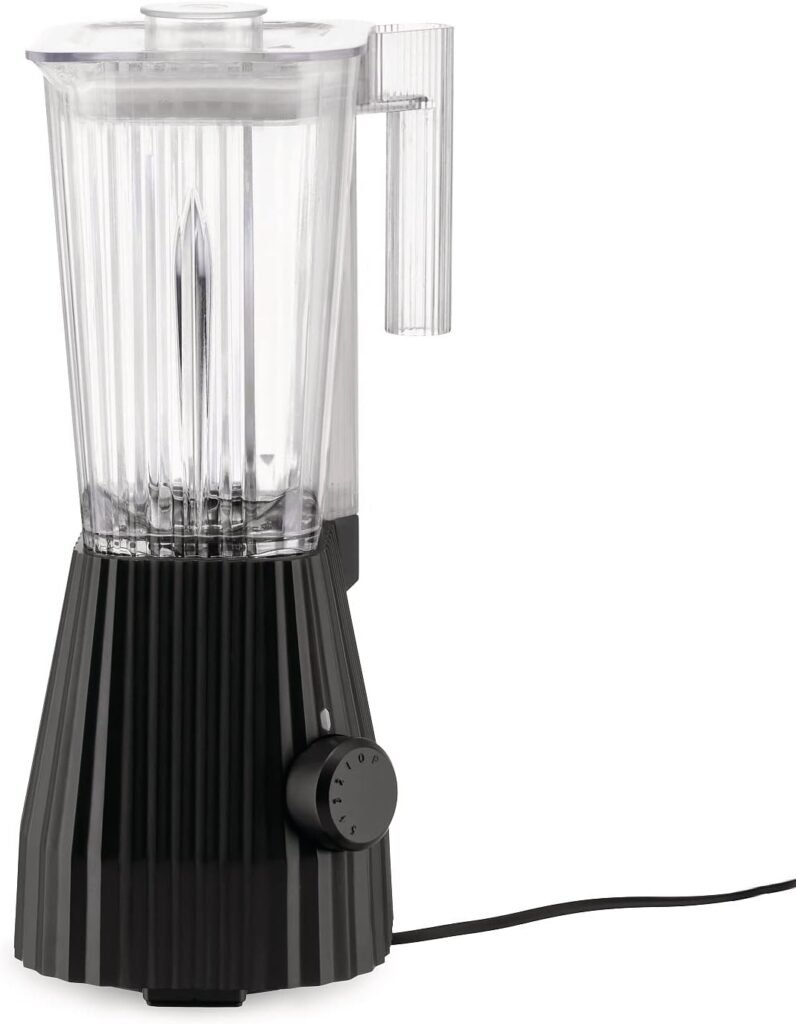 Frullatore Alessi Plissé MDL09 B con Caraffa Graduata in Resina Termoplastica nella versione nera. Design elegante e potente motore da 700W. Capacità della caraffa di 1,5 litri. Spina europea. Perfetto per la preparazione di frullati e smoothie cremosi. Acquista ora il tuo frullatore di design Alessi Plissé MDL09 B! #Alessi #Frullatore #Design #CaraffaGraduata #ResinaTermoplastica #Nero