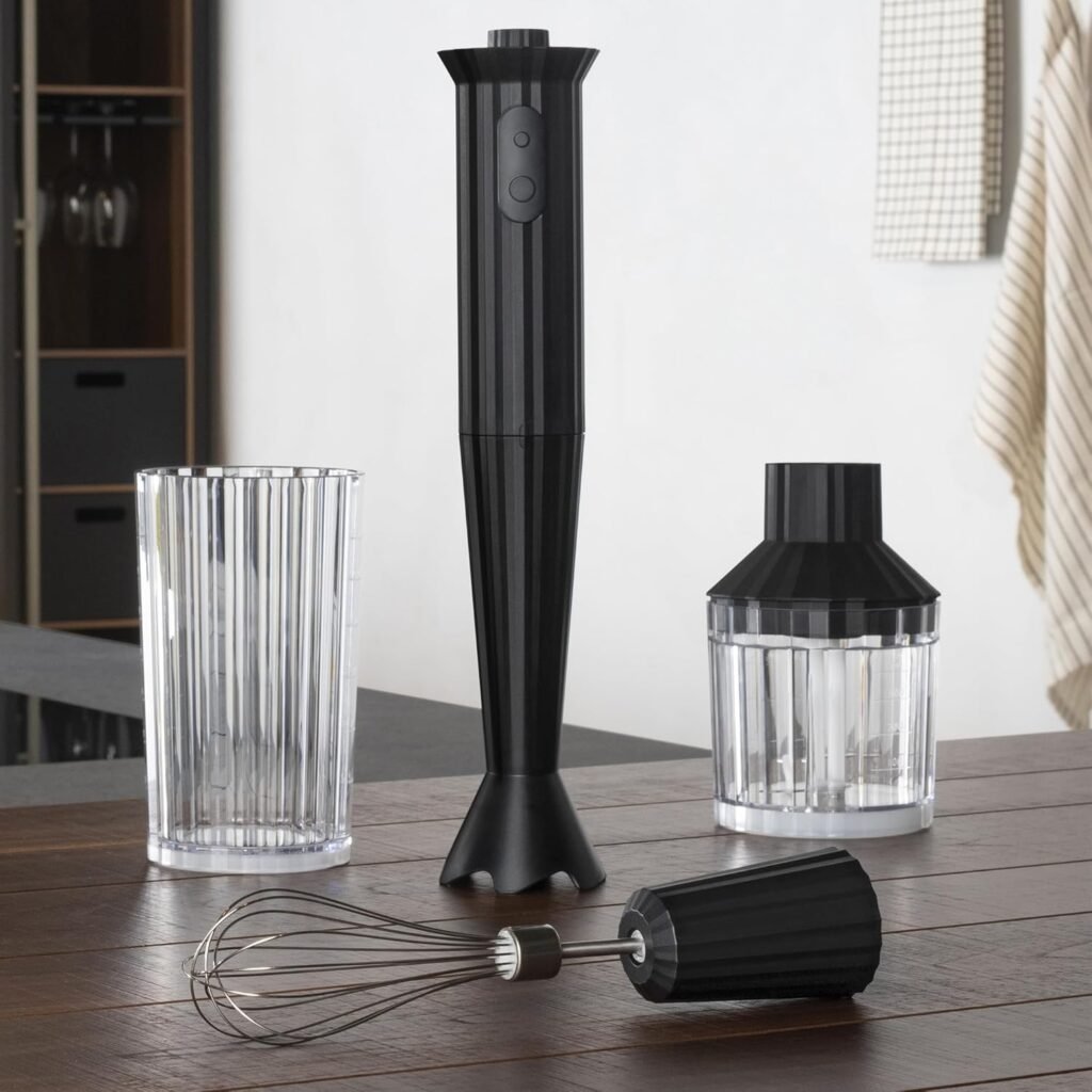 Alessi Plissé MDL10S B - Frullatore a Immersione di Design con Bicchiere Graduato, Frusta e Tritatutto, in Resina Termoplastica, Spina Europea 500W, Nero. Scopri il frullatore a immersione di design Alessi Plissé, con bicchiere graduato, frusta e tritatutto in resina termoplastica nera. Ideale per preparare deliziose ricette in modo semplice e veloce. Acquista ora e rendi la tua cucina ancora più moderna e funzionale!