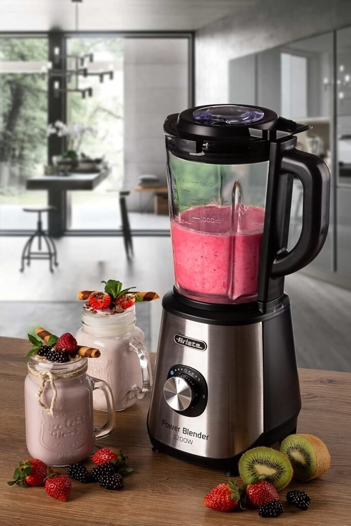 Ariete 579 Power Blender 1200W, Frullatore Potente con lame in acciao inox. Perfetto per frullare smoothies, frullati e altre bevande. Capacità 1,5 L e 2 velocità regolabili. Piedini antiscivolo per una maggiore stabilità durante l'uso. Un prodotto ideale per creare deliziose bevande in pochi secondi.