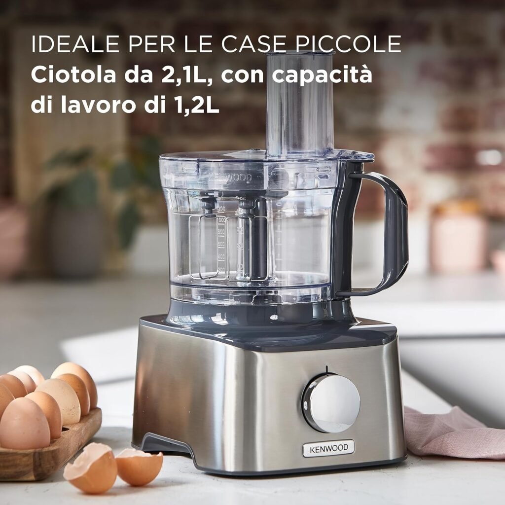 Robot da cucina Kenwood Multipro Compact FDM301SS con ciotola da 2,1L e frullatore da 1.2L. Include 3 dischi in acciaio, sbattitore doppia frusta e spremiagrumi. Con 2 velocità di lavorazione più la funzione Pulse.
