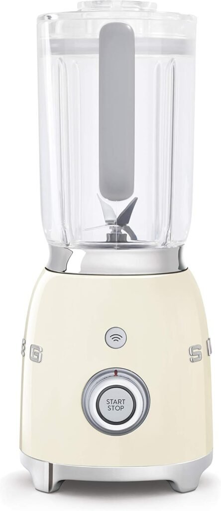 Frullatore SMEG BLF01CREU in acciaio inossidabile crema - Acquista ora e prepara deliziose bevande cremose!