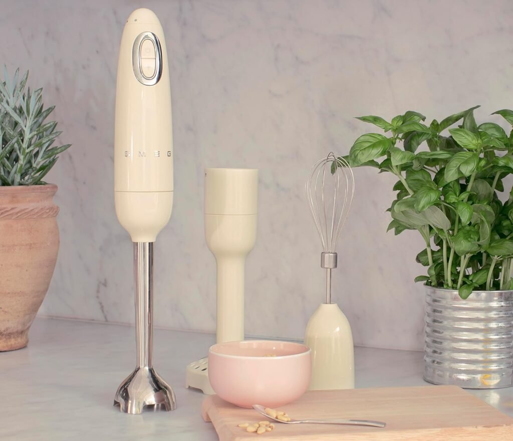 Frullatore a Immersione Smeg HBF11CREU - Potenza 700W, Funzione Turbo e Sistema di Taglio Flowblend - Panna