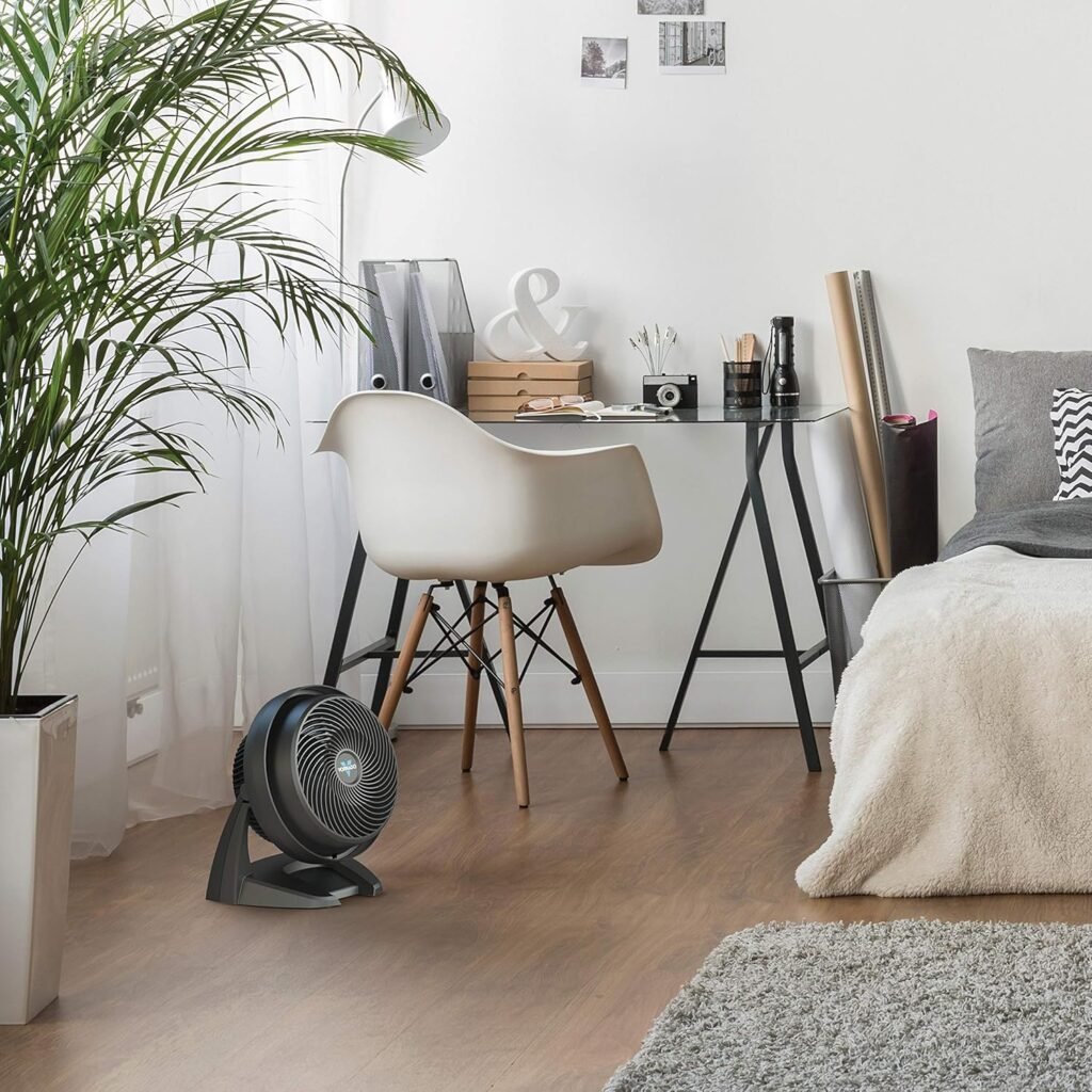 Ventilatore a pavimento Vornado 630-EU con tecnologia Vortex in colore nero. Dimensioni 34,5 x 22 x 30,4 cm.