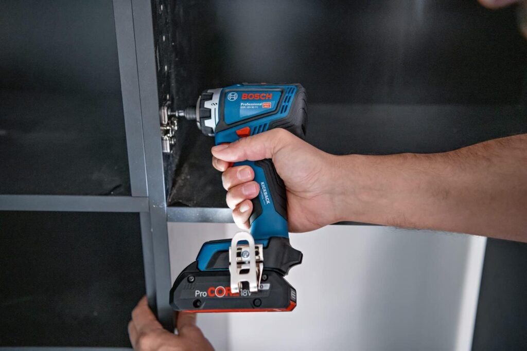 Trapano-avvitatore Bosch Professional 18V Sistema GSR 18V-90 FC con coppia massima di 64 Nm, motore brushless e 2 velocità. Perfetto per avvitare e forare legno e metallo.