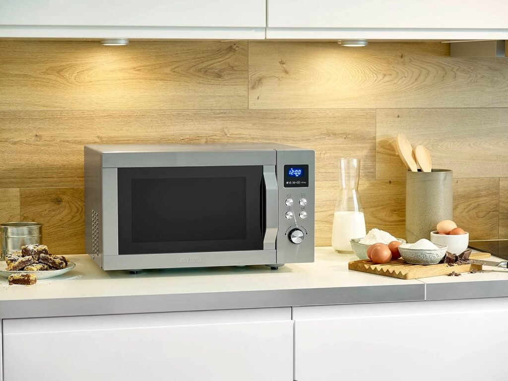 Forno a microonde SEVERIN con griglia e funzione aria calda 3 in 1, per scongelare, cuocere e riscaldare. Realizzato in acciaio inox spazzolato/argento, modello MW 7774.
