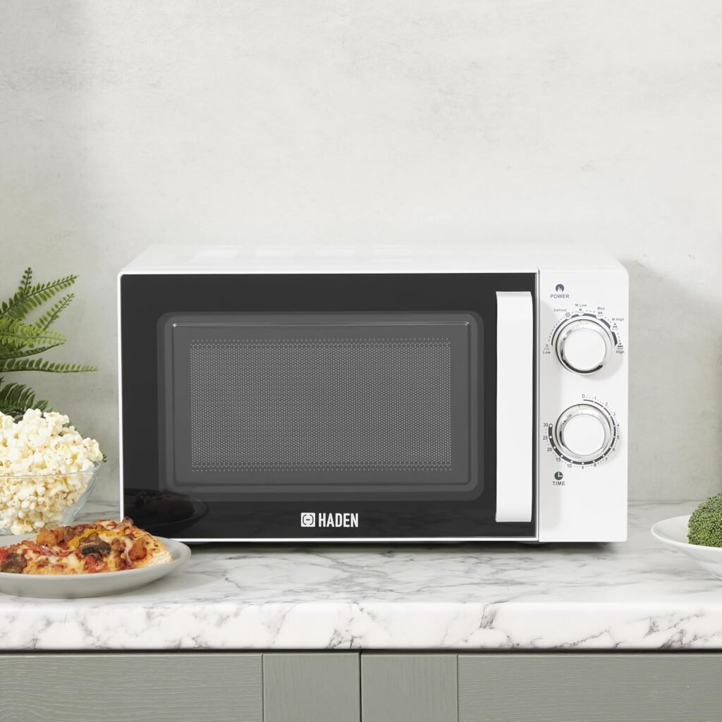 Forno a microonde da 20 litri Haden bianco con manopole cromate elegantemente compatte e versatili da 800 W. Con blocco di sicurezza, 6 livelli di potenza, timer da 30 minuti e funzione di.