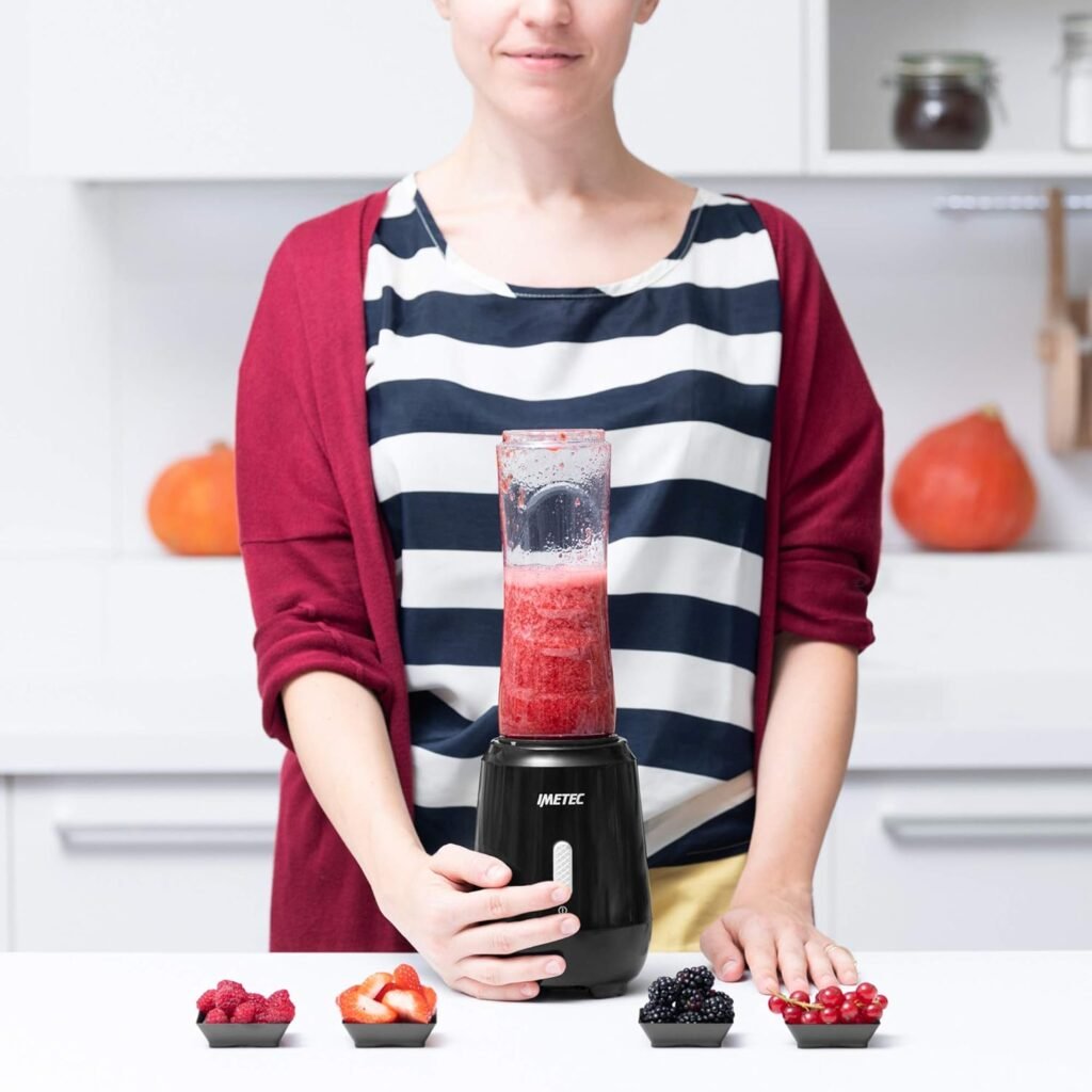 Frullatore personale Imetec e Sport PB 100 Mini con 2 Bottiglie Take-Away in Tritan BPA free, 4 lame in Acciaio Inox, motore 22.000 giri/min, 2 coperchi a chiusura ermetica.