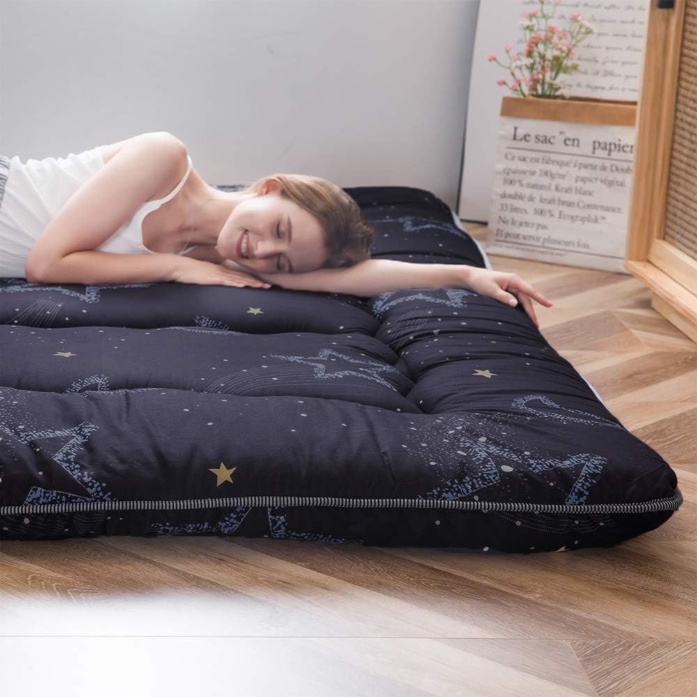 MAXYOYO Materasso da pavimento giapponese con disegno luna e stella, pieghevole e arrotolabile per dormitorio. Acquista ora il tuo materasso futon tatami spesso singolo per un sonno confortevole e rilassante.