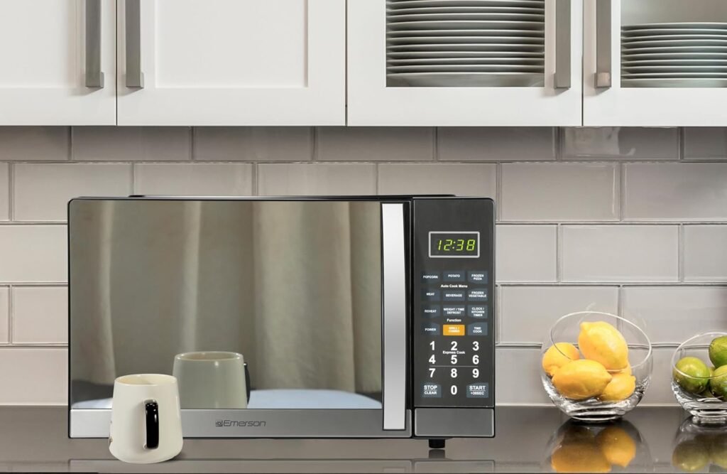 Forno a microonde Emerson MWG1191SB con funzione grill da 1100 W in elegante finitura a specchio - 10 livelli di potenza, 6 menu automatici, piatto girevole in vetro e blocco sicuro per bambini.