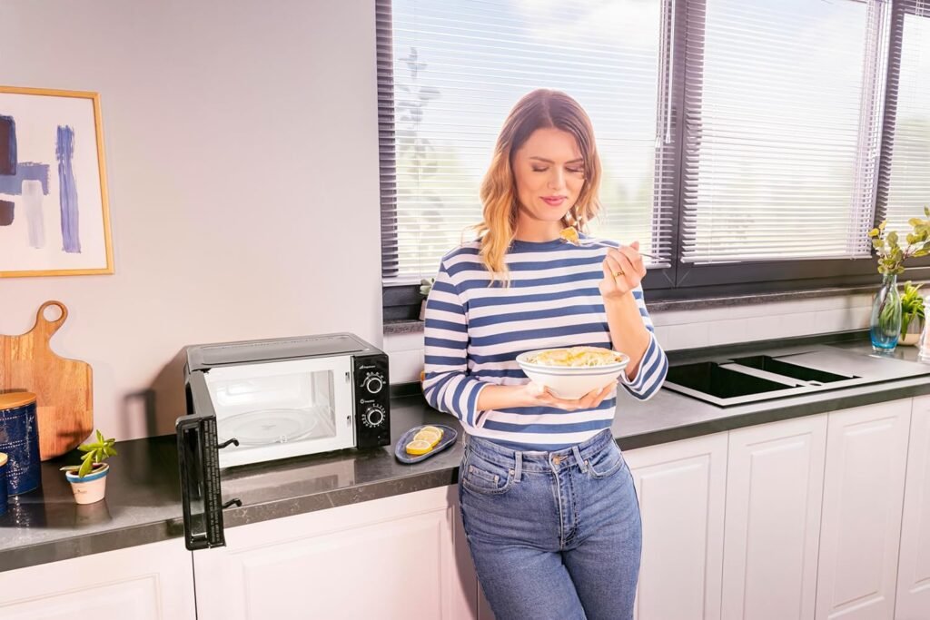 Microonde Beko Solo MOC20100BFB | Design compatto nero | Capacità 20L | Potenza 700W | Controlli manuali | Include auto-sbrinamento e timer meccanico facile da usare 30 minuti