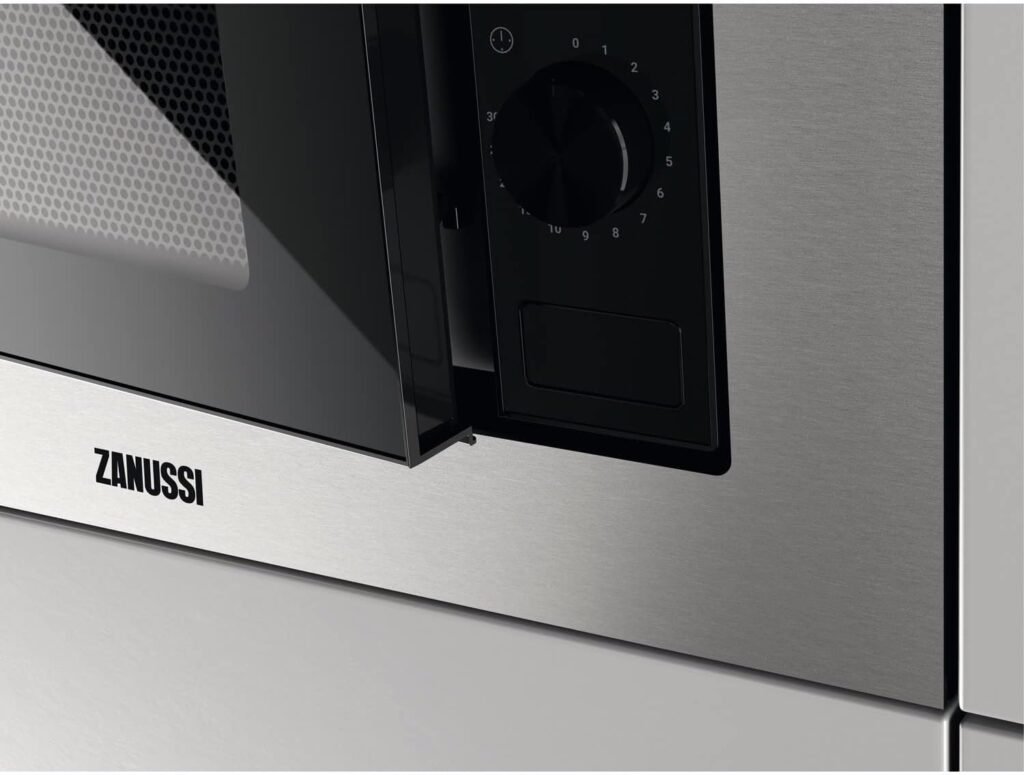 Microonde Zanussi ZMSN5SX da 700 W, con 6 livelli di potenza e telecomando girevole. Programma di scongelamento rapido, pulsante per apertura e cornice integrata. Disponibile in nero/inox, capacità di 17 litri. Ideale per cucine moderne e funzionali. Acquistalo ora!