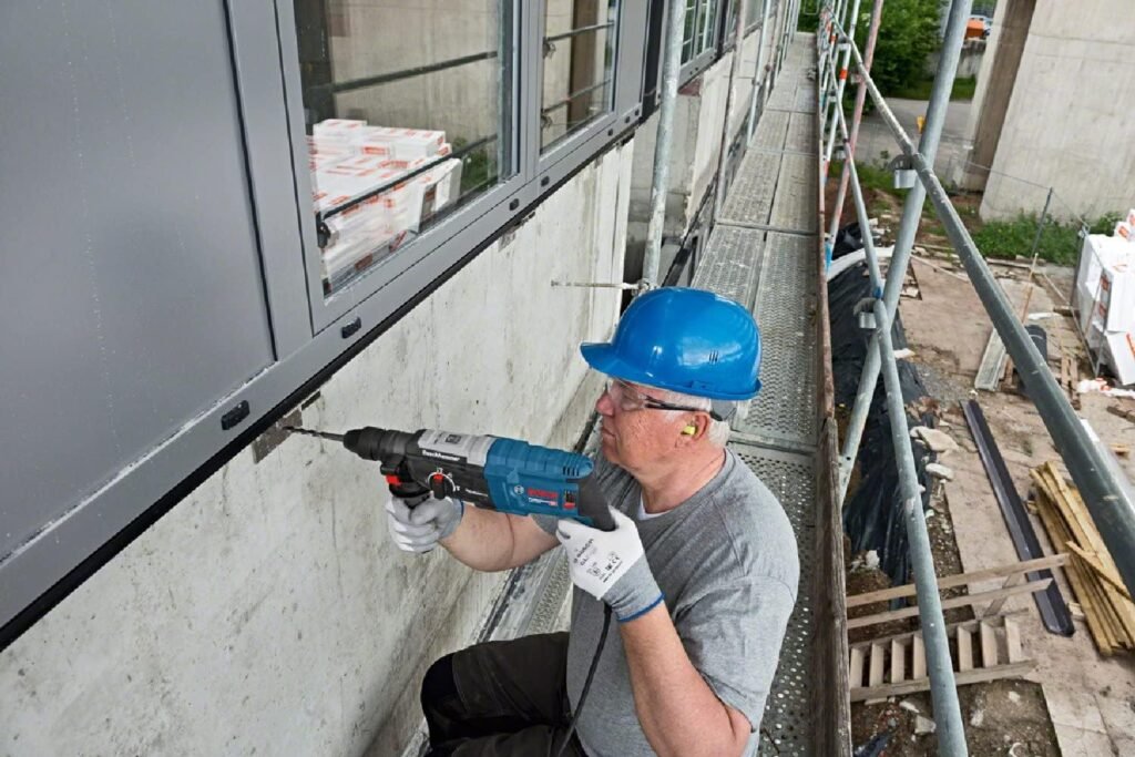 Martello Perforatore Bosch Professional GBH 2-28, Mandrino SDS-Plus, 880 W, Foro Calcestruzzo 28 mm, con Valigetta.