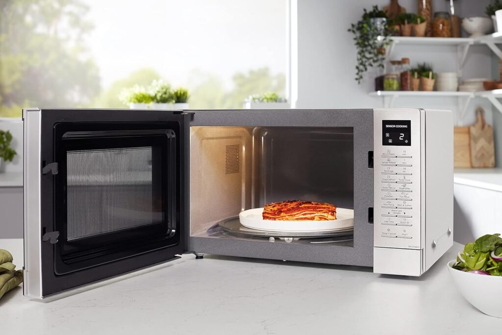 Forno a microonde Panasonic NN-ST48KSBPQ Solo Inverter con piatto rotante. 1000W, 32L. 25 programmi e menu junior. Colore argento.