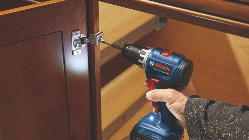 Kit trapano/driver Bosch GSR18V-400B22 senza spazzole da 18 V con 2 batterie SlimPack da 2,0 Ah. Acquista ora il miglior kit di trapano/driver compatto senza spazzole per i tuoi lavori di bricolage o professionale.