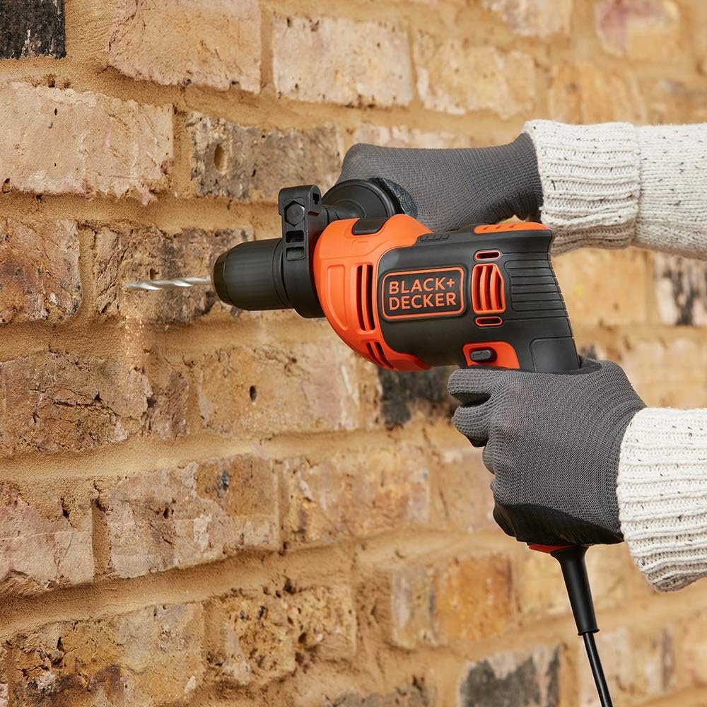 Trapano a percussione BLACK+DECKER a 1 ingranaggio, ad alte prestazioni con velocità variabile, compatto e leggero, con 4 punte e kitbox, BEH710K-GB.