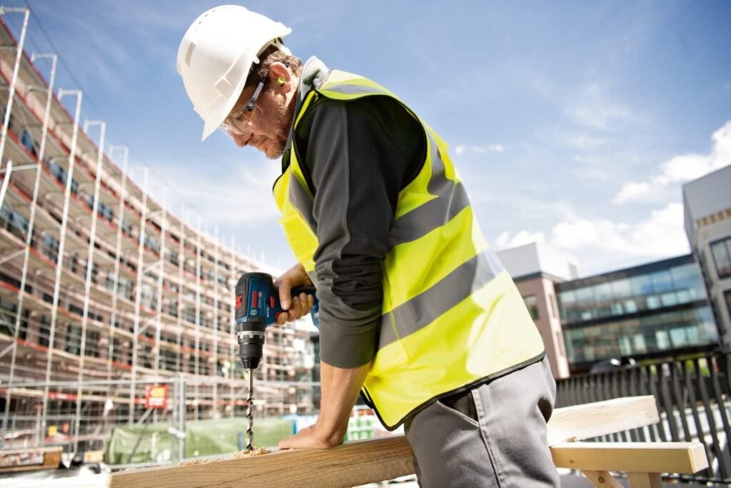 Trapano a percussione Bosch Professional GSB 18V-55 con 2 batterie da 4.0 Ah e caricatore. Perfetto per fori fino a 10 mm di diametro in muratura. Confezionato in L-Boxx. Colore: blu.