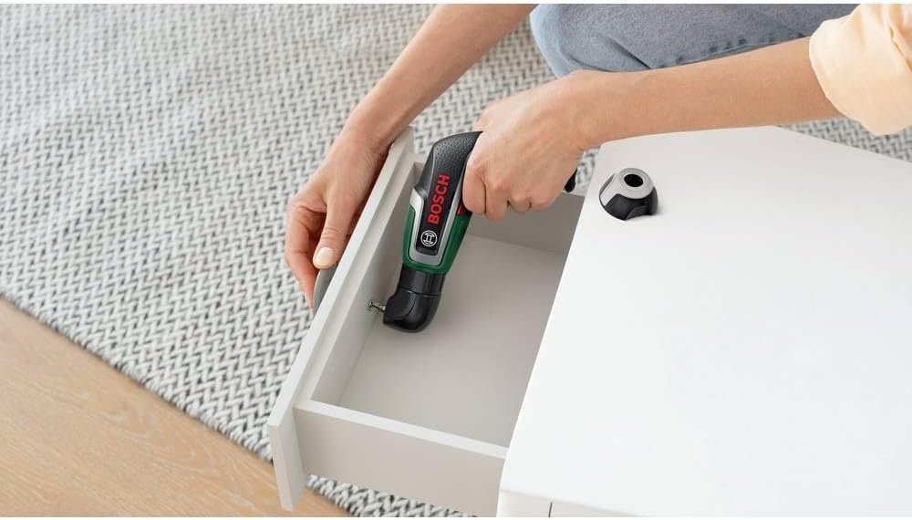 Avvitatore a batteria Bosch IXO, 7a generazione - 3,6 V - 2,0 Ah - 5,5 Nm - set con attacco angolare ed eccentrico - cavo micro USB - 190 viti - in scatola portaoggetto.