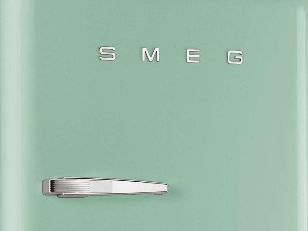 Frigorifero Smeg FAB30RV1 con congelatore A++ - Classe di efficienza energetica A++ - Capacità frigorifero 229 L e congelatore 64 L - Acquista ora!