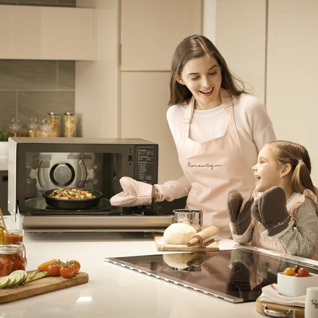 Forno a microonde LG MJ3965ACS con tecnologia Smart Inverter, combinato e ventilato con cottura a vapore. Capacità di 39 litri e potenza di 1100 W. Dotato di programmi automatici, 5 livelli di potenza e incluso il piatto Microonde Crispy. Realizzato in acciaio inox.