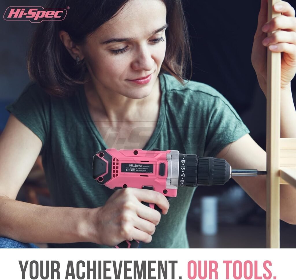 Set di attrezzi rosa da 18V con trapano avvitatore e gamma di punte da 58 pezzi per avvitare e forare metallo, legno e muratura.