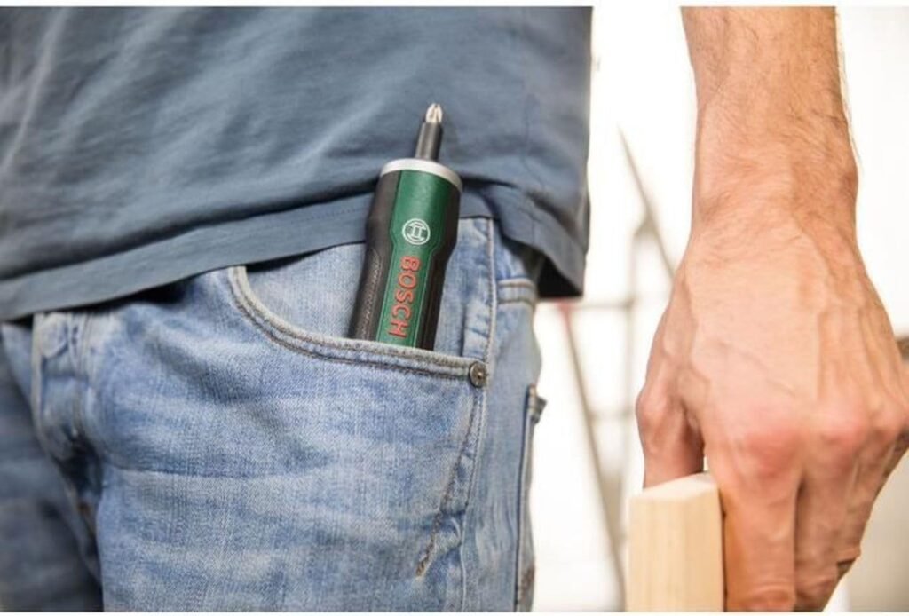 Scopri il Bosch Home and Garden 06039C6000 PushDrive Cacciavite a Batteria, con Batteria da 1.5 Ah e 360 giri/min a Vuoto. Acquista ora e ricevi anche una pratica Custodia. Perfetto per tutti i tuoi lavori di bricolage!