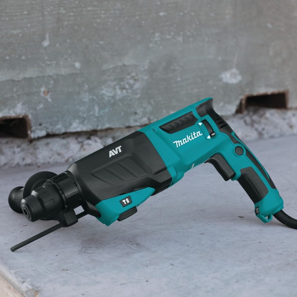 Martello perforatore Makita HR2631FT13 per SDS-Plus, 26 mm, in valigetta di alluminio. Potente e affidabile, questo martello perforatore da 800 watt e 230 volt è l'ideale per lavori di perforazione robusti. Incluso nella confezione una comoda valigetta di alluminio per il trasporto sicuro e pratico. Acquista ora il tuo martello perforatore Makita HR2631FT13 su nostro sito e ottieni risultati sorprendenti!