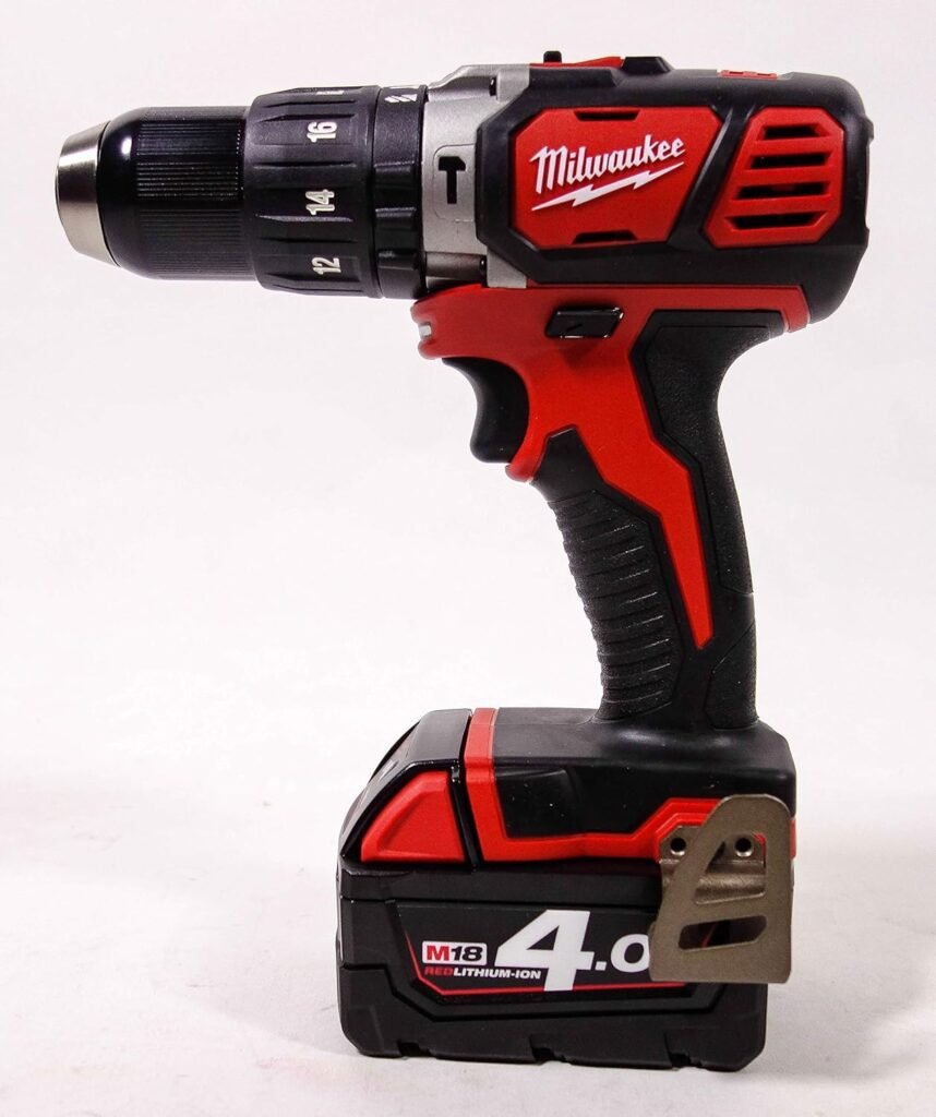 Trapano a percussione Milwaukee 4933443520 M 18 BPD-402C 18 V, 4,0 Ah al litio, 2 livelli di velocità, 60 Nm, rosso.