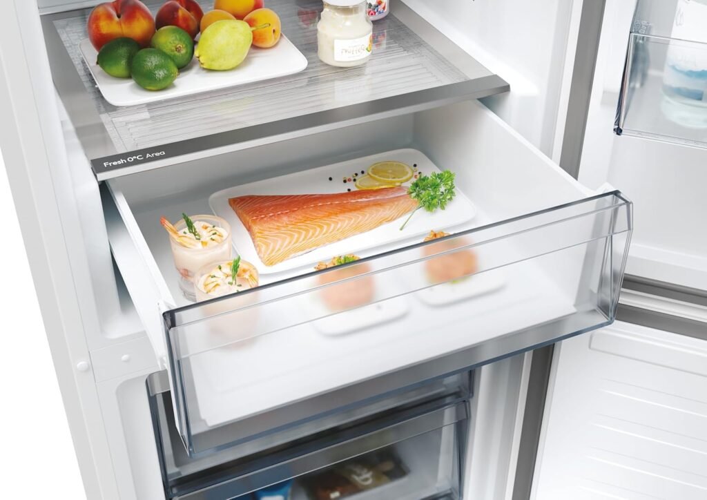 Frigorifero Combi Candy Fresco 300 CNCQ2T618EX con capacità di 355L, tecnologia Total No Frost Circle+ e cassetto verdolino. Dotato di controllo elettronico della temperatura, illuminazione LED e porta reversibile. Classe di efficienza energetica E, dimensioni 60 x 185 cm.