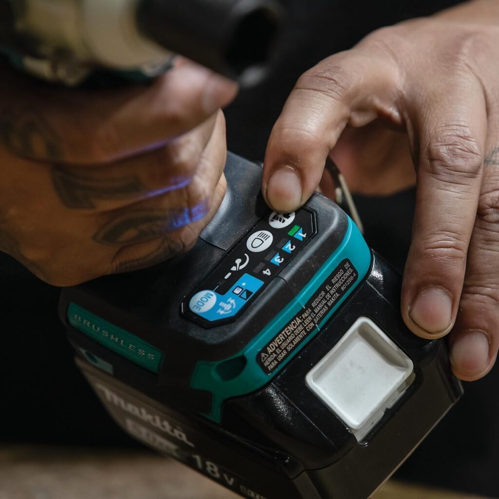 Avvitatore a percussione Makita DTW302Z - Battery powered brushless impact driver senza spazzole agli ioni di litio LXT da 18 V. Batterie e caricabatterie non inclusi.
