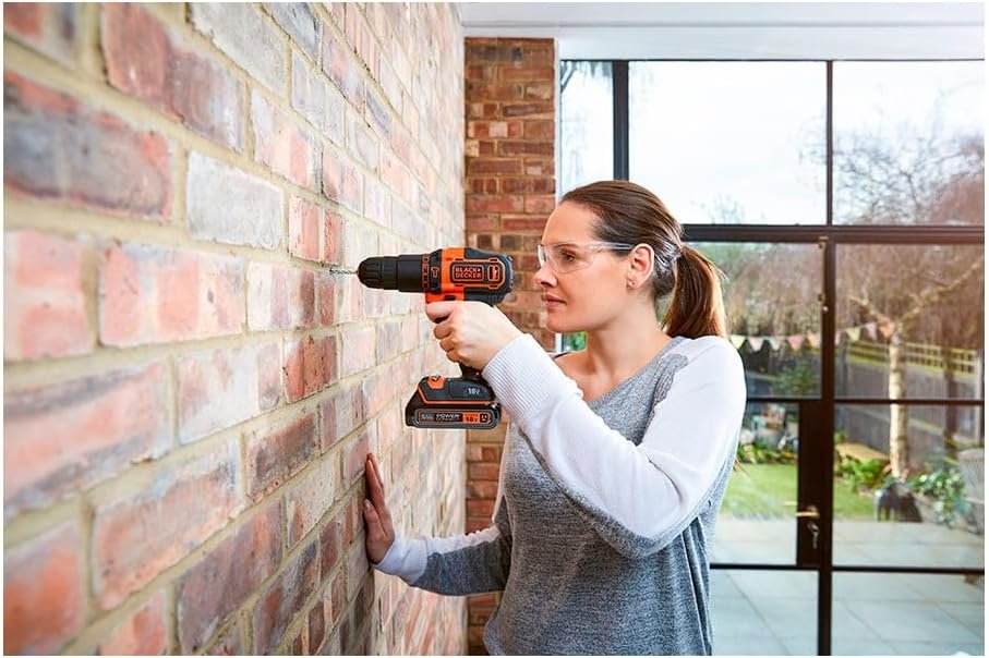 BLACK+DECKER Trapano/Avvitatore a Percussione 18V-1.5Ah con 2 Batterie in Valigetta. Acquista ora il tuo trapano/avvitatore a percussione BLACK+DECKER per lavori di precisione e di alta qualità. Include 2 batterie e una comoda valigetta per il trasporto. Scopri di più su questo prodotto di alta gamma!